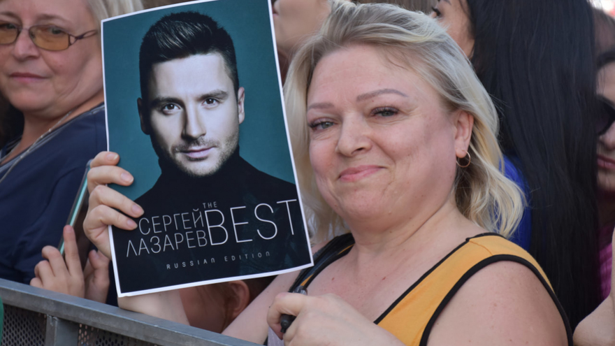 Концерт Сергея Лазарева в Саратове: полиция перекрыла вход на сцену после вылазки детей