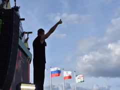 Концерт Сергея Лазарева в Саратове: полиция перекрыла вход на сцену после вылазки детей
