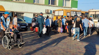 Семьи с детьми, пенсионеры, инвалиды: в Саратов привезли еще 95 беженцев-курян