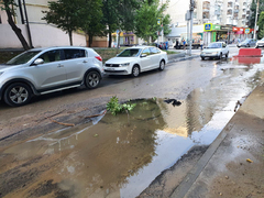 Саратовцы жалуются на аварию на Рахова: Саратовводоканал сетует на стесненные условия для ремонта