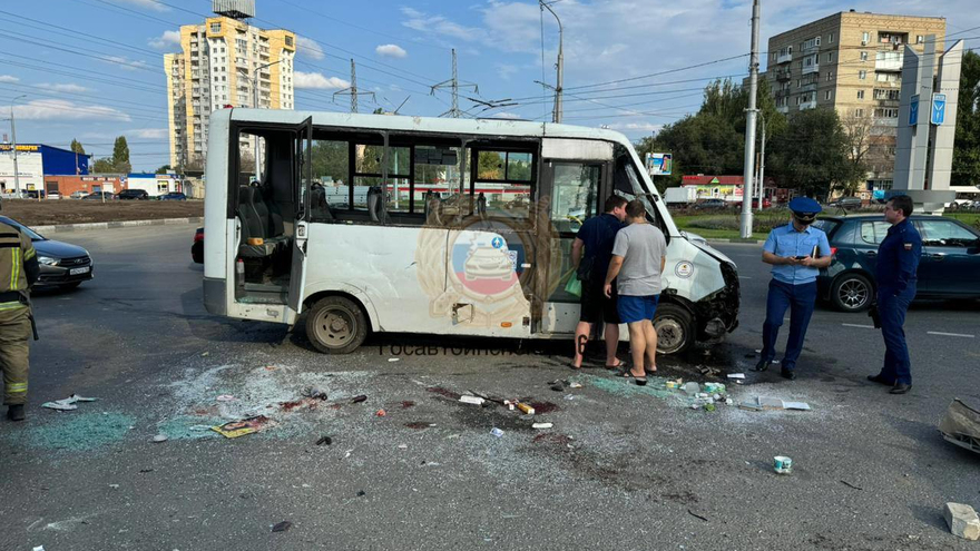 В Саратове у маршрутки выбило стекла в ДТП: ранены 12 человек