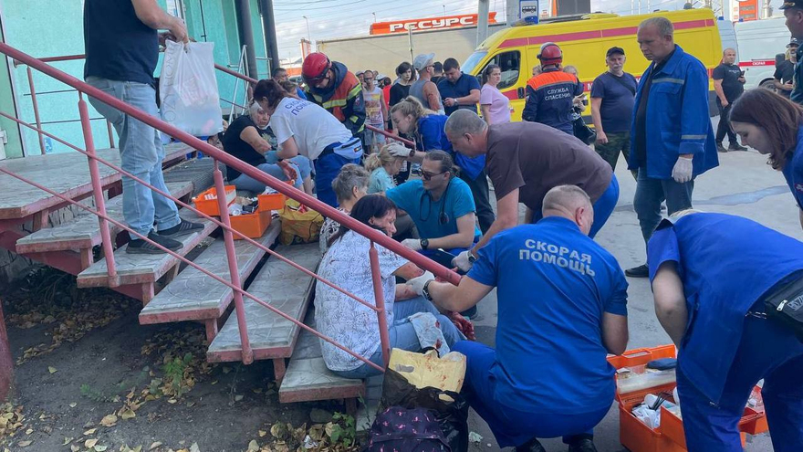 В Саратове у маршрутки выбило стекла в ДТП: ранены 12 человек