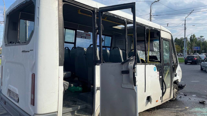 В Саратове у маршрутки выбило стекла в ДТП: ранены 12 человек