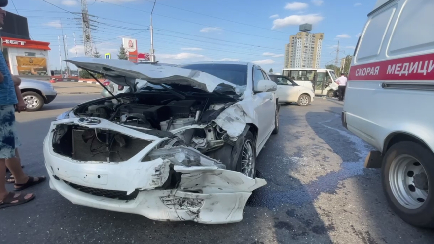 В Саратове у маршрутки выбило стекла в ДТП: ранены 12 человек