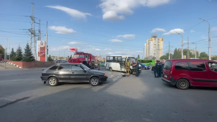 В Саратове у маршрутки выбило стекла в ДТП: ранены 12 человек