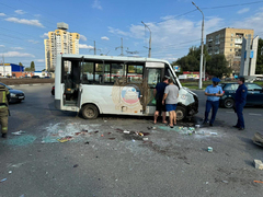 В Саратове у маршрутки выбило стекла в ДТП: ранены 12 человек