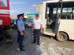 В Саратове у маршрутки выбило стекла в ДТП: ранены 12 человек