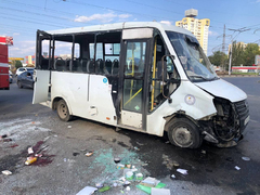 В Саратове у маршрутки выбило стекла в ДТП: ранены 12 человек