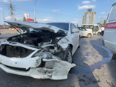 В Саратове у маршрутки выбило стекла в ДТП: ранены 12 человек