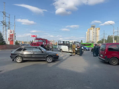 В Саратове у маршрутки выбило стекла в ДТП: ранены 12 человек