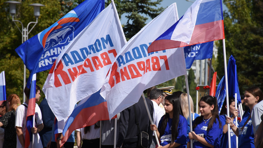 Депутаты, чиновники и общественники отпраздновали День флага РФ в Саратове