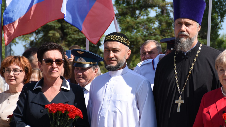 Депутаты, чиновники и общественники отпраздновали День флага РФ в Саратове