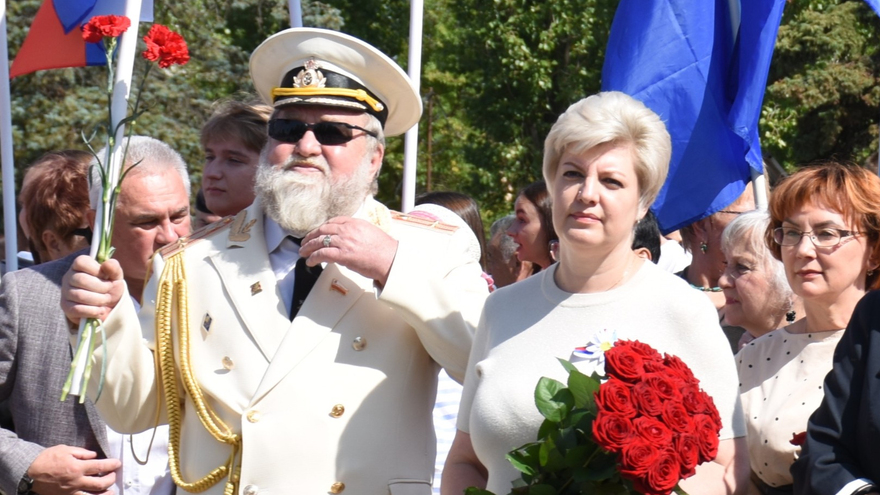 Депутаты, чиновники и общественники отпраздновали День флага РФ в Саратове