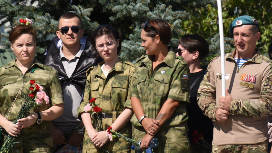 Депутаты, чиновники и общественники отпраздновали День флага РФ в Саратове
