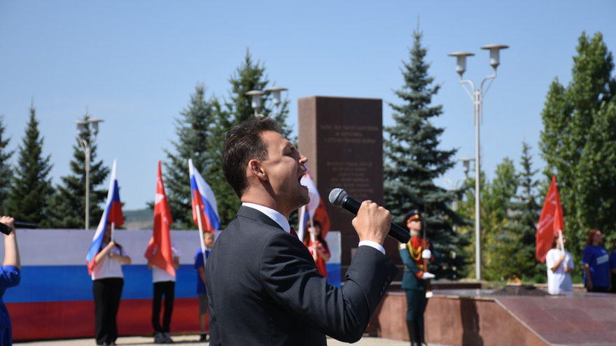 Депутаты, чиновники и общественники отпраздновали День флага РФ в Саратове
