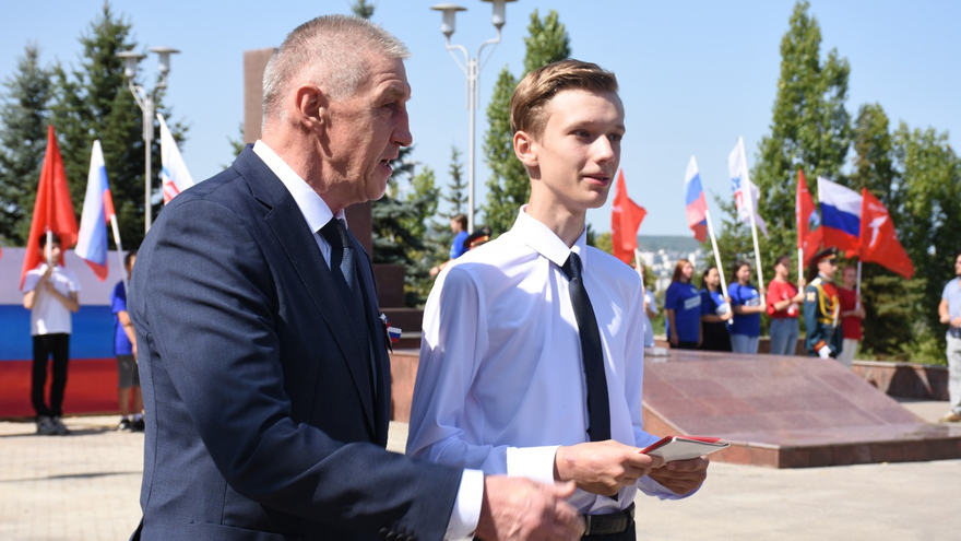 Депутаты, чиновники и общественники отпраздновали День флага РФ в Саратове