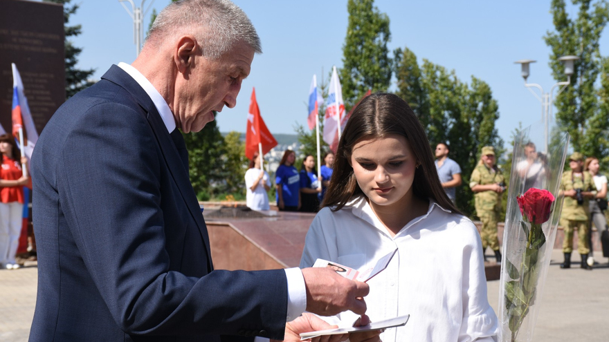 Депутаты, чиновники и общественники отпраздновали День флага РФ в Саратове