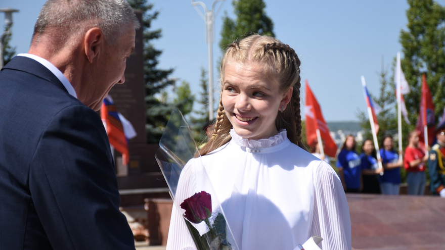 Депутаты, чиновники и общественники отпраздновали День флага РФ в Саратове