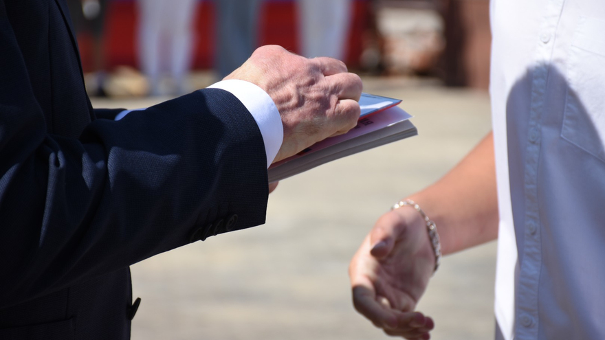 Депутаты, чиновники и общественники отпраздновали День флага РФ в Саратове