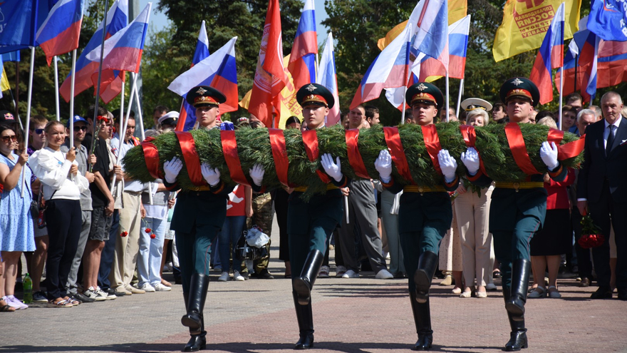 Депутаты, чиновники и общественники отпраздновали День флага РФ в Саратове