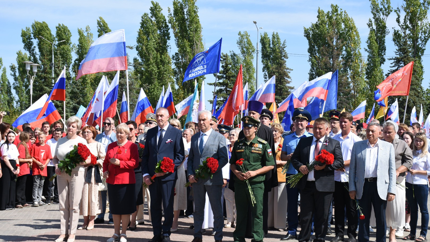 Депутаты, чиновники и общественники отпраздновали День флага РФ в Саратове