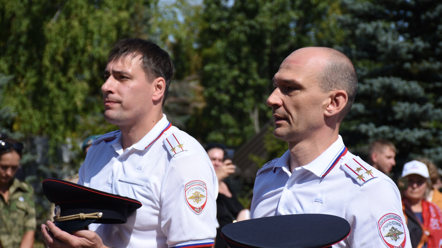 Депутаты, чиновники и общественники отпраздновали День флага РФ в Саратове