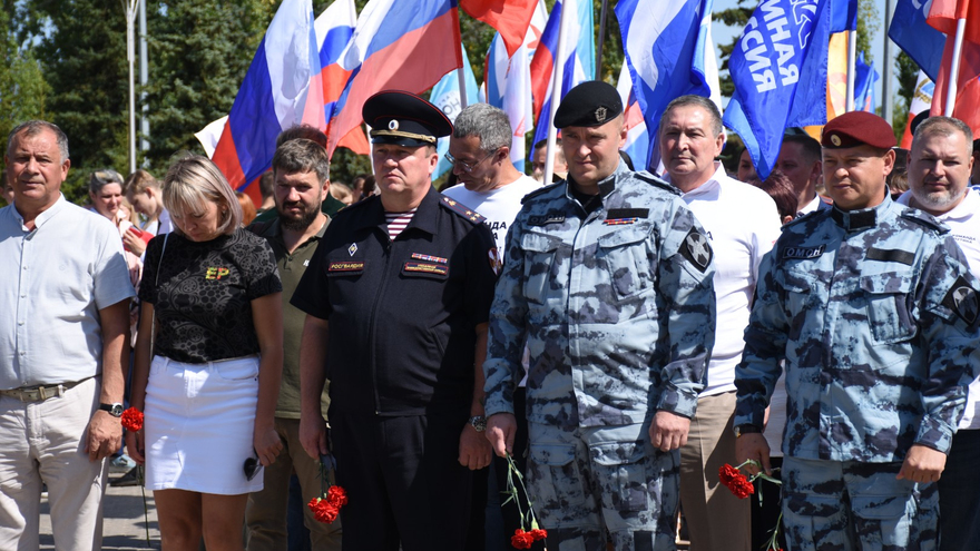 Депутаты, чиновники и общественники отпраздновали День флага РФ в Саратове