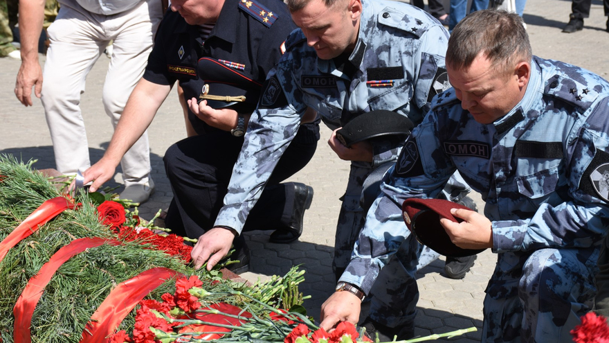 Депутаты, чиновники и общественники отпраздновали День флага РФ в Саратове