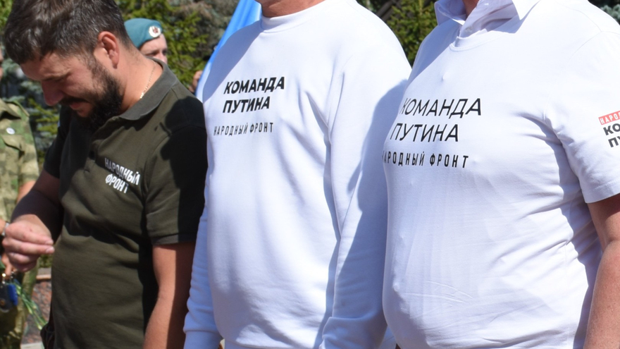 Депутаты, чиновники и общественники отпраздновали День флага РФ в Саратове