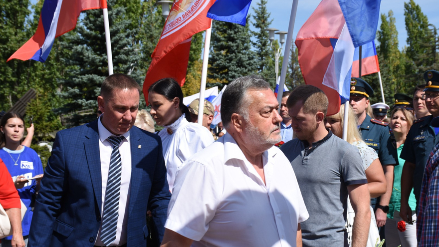 Депутаты, чиновники и общественники отпраздновали День флага РФ в Саратове