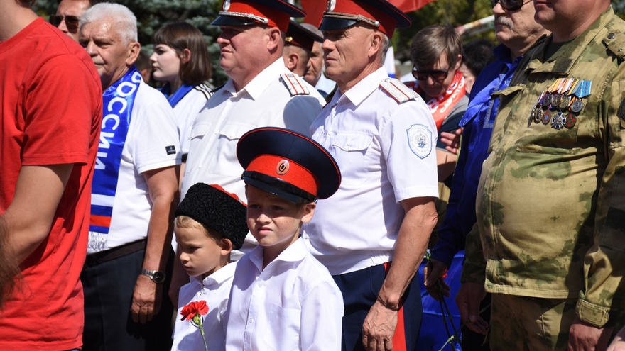 Депутаты, чиновники и общественники отпраздновали День флага РФ в Саратове
