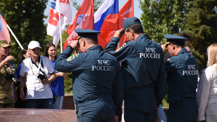 Депутаты, чиновники и общественники отпраздновали День флага РФ в Саратове