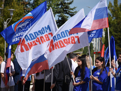 Депутаты, чиновники и общественники отпраздновали День флага РФ в Саратове