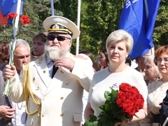 Депутаты, чиновники и общественники отпраздновали День флага РФ в Саратове