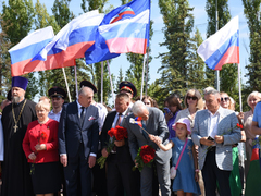 Депутаты, чиновники и общественники отпраздновали День флага РФ в Саратове