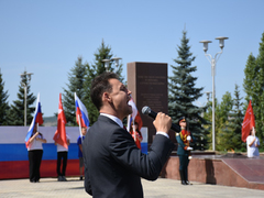 Депутаты, чиновники и общественники отпраздновали День флага РФ в Саратове