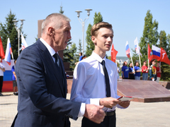 Депутаты, чиновники и общественники отпраздновали День флага РФ в Саратове