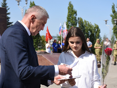 Депутаты, чиновники и общественники отпраздновали День флага РФ в Саратове