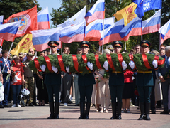Депутаты, чиновники и общественники отпраздновали День флага РФ в Саратове