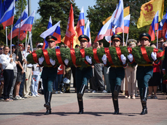 Депутаты, чиновники и общественники отпраздновали День флага РФ в Саратове