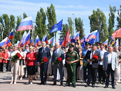 Депутаты, чиновники и общественники отпраздновали День флага РФ в Саратове