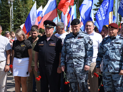 Депутаты, чиновники и общественники отпраздновали День флага РФ в Саратове