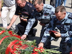 Депутаты, чиновники и общественники отпраздновали День флага РФ в Саратове