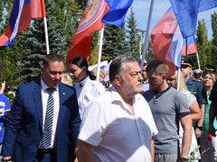Депутаты, чиновники и общественники отпраздновали День флага РФ в Саратове