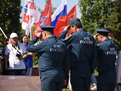 Депутаты, чиновники и общественники отпраздновали День флага РФ в Саратове