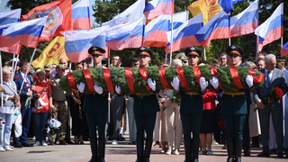 Депутаты, чиновники и общественники отпраздновали День флага РФ в Саратове