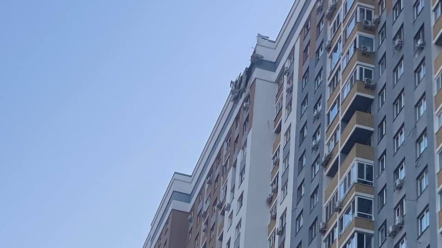 В Саратове и Энгельсе сбили беспилотники, обломки попали в дома