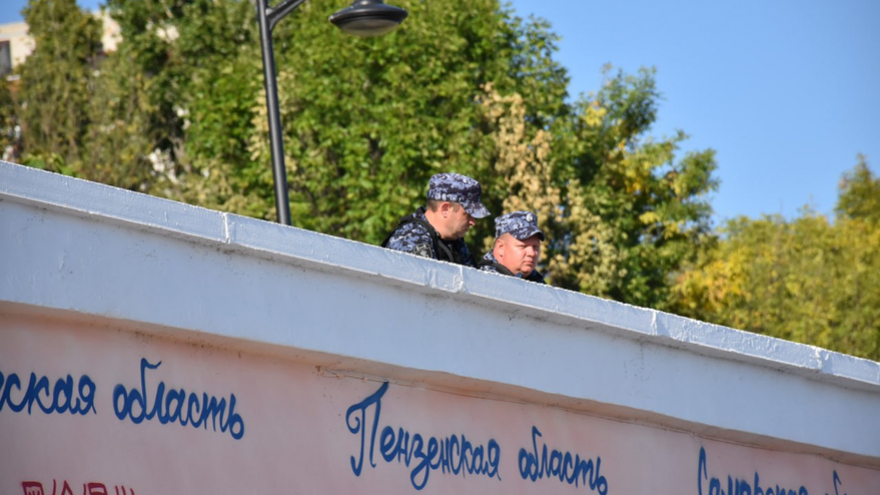 Генконсулу из Китая Сян Бо показали рисунки панд и девушек на саратовской набережной