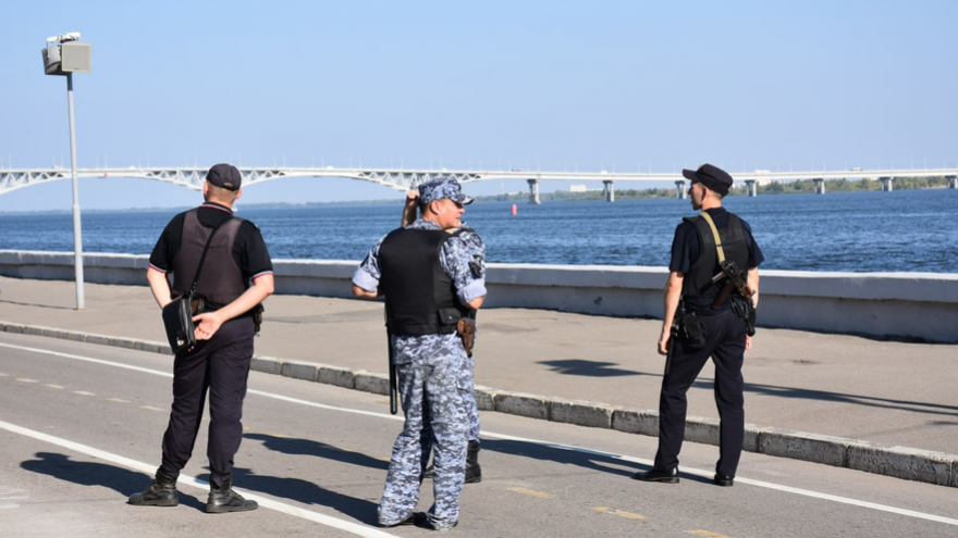Генконсулу из Китая Сян Бо показали рисунки панд и девушек на саратовской набережной