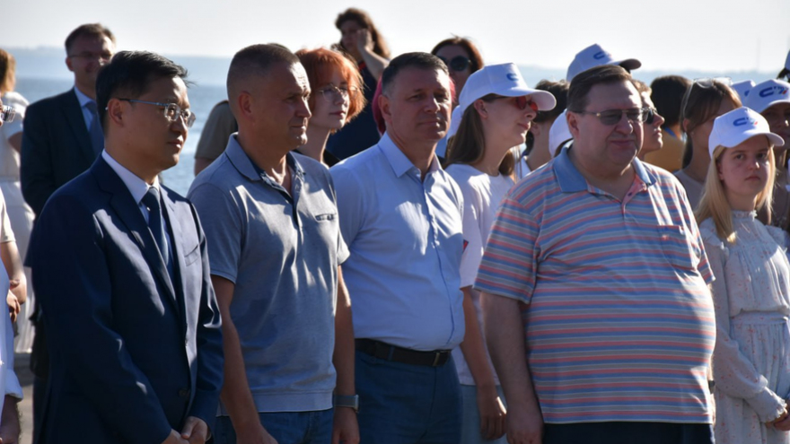 Генконсулу из Китая Сян Бо показали рисунки панд и девушек на саратовской набережной